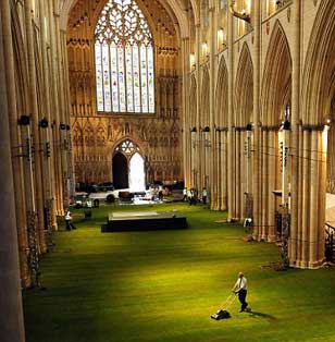 08012013154135_catedral-de-york-cesped