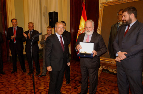 17052012132826_arias-canete-recibe-premio-ansemat_tcm7-208693