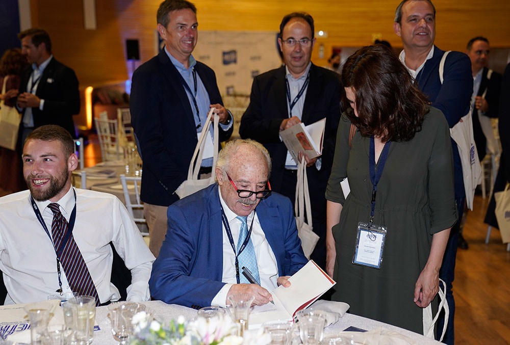 Francisco Ponce Carrasco firmando su libro de Pichin