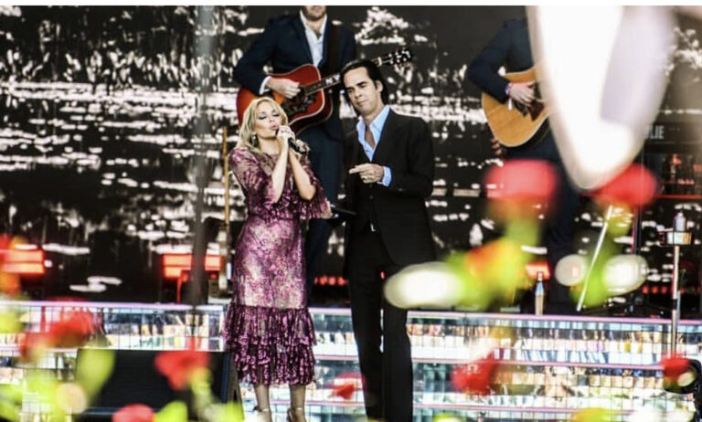 kylie-minogue-aleia-roses1_04072019095936