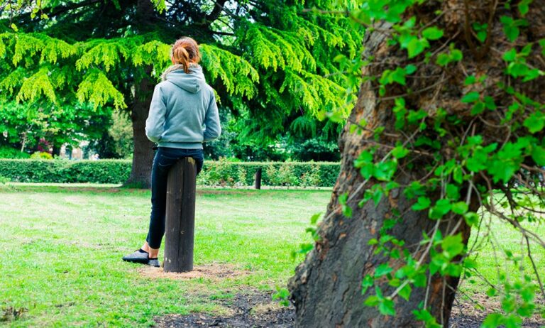 mujer-en-un-jardin_21112023105922