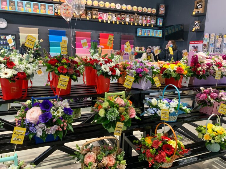 Russia.,Moscow.,July,2022.,Showcase,In,A,Flower,Shop